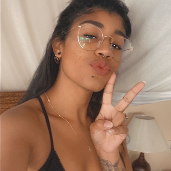 Posh Ambassador ♥️ Meet Your Seller - Picture 9 of 9